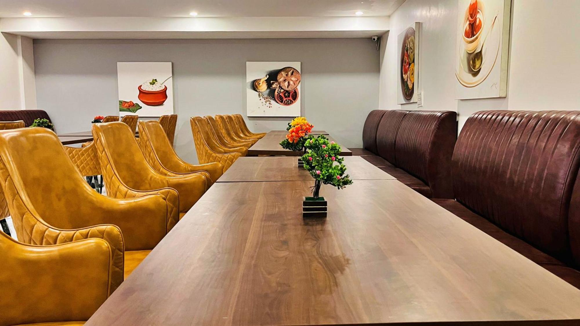 גורגאון Aamantran Residency Hotel, Sohna Road, Sector 49, Gurugram מראה חיצוני תמונה