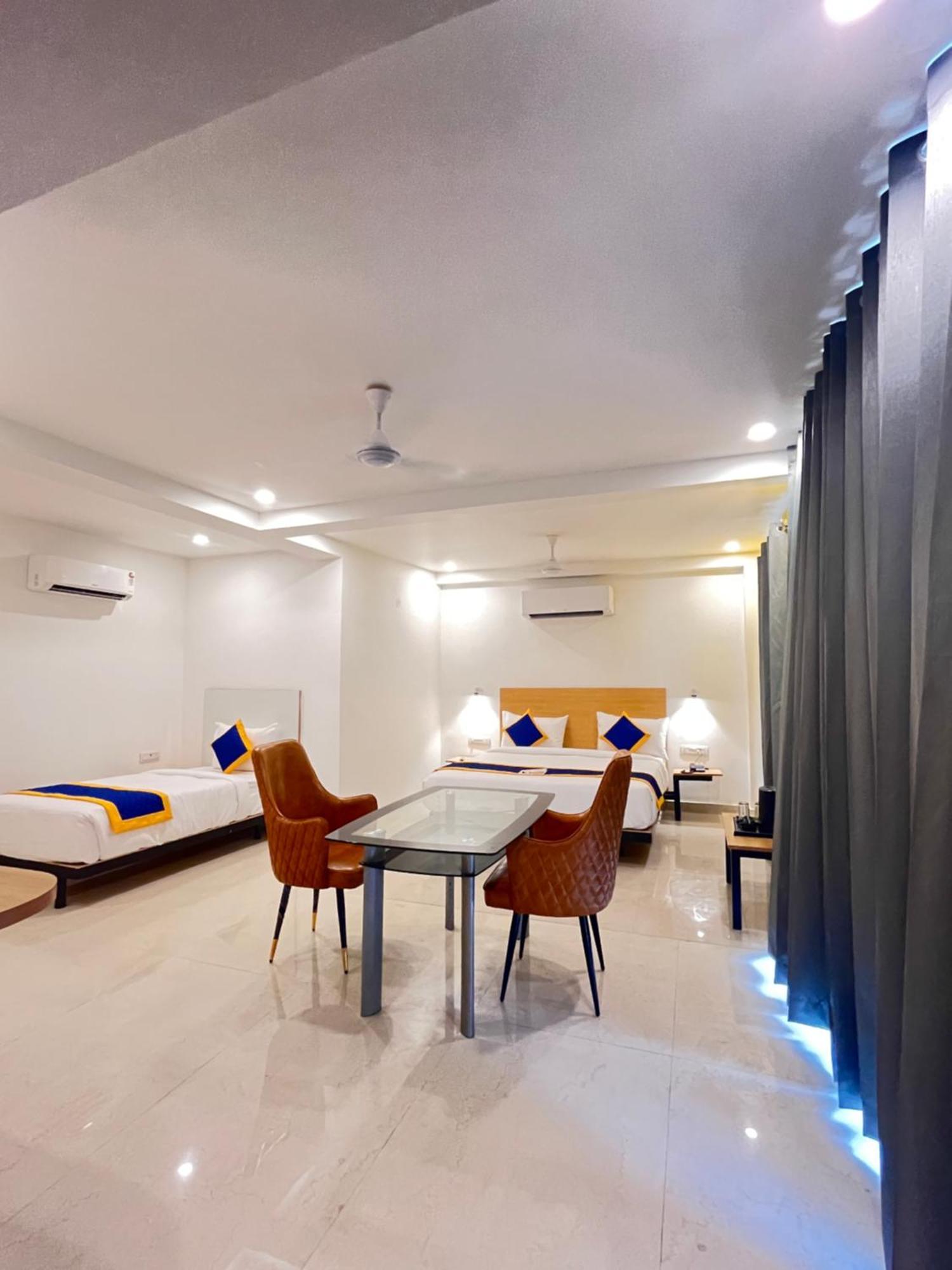גורגאון Aamantran Residency Hotel, Sohna Road, Sector 49, Gurugram מראה חיצוני תמונה