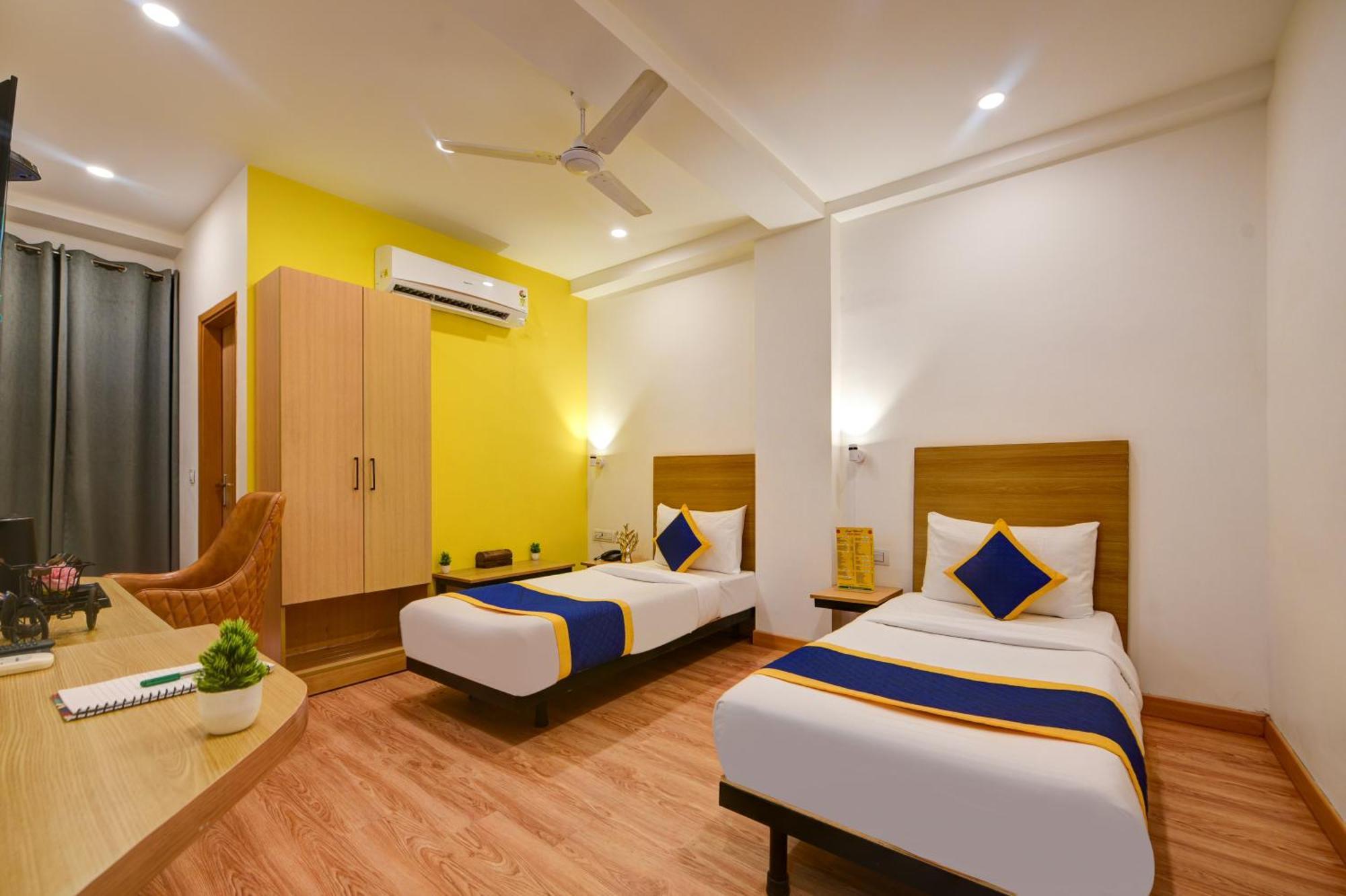 גורגאון Aamantran Residency Hotel, Sohna Road, Sector 49, Gurugram מראה חיצוני תמונה