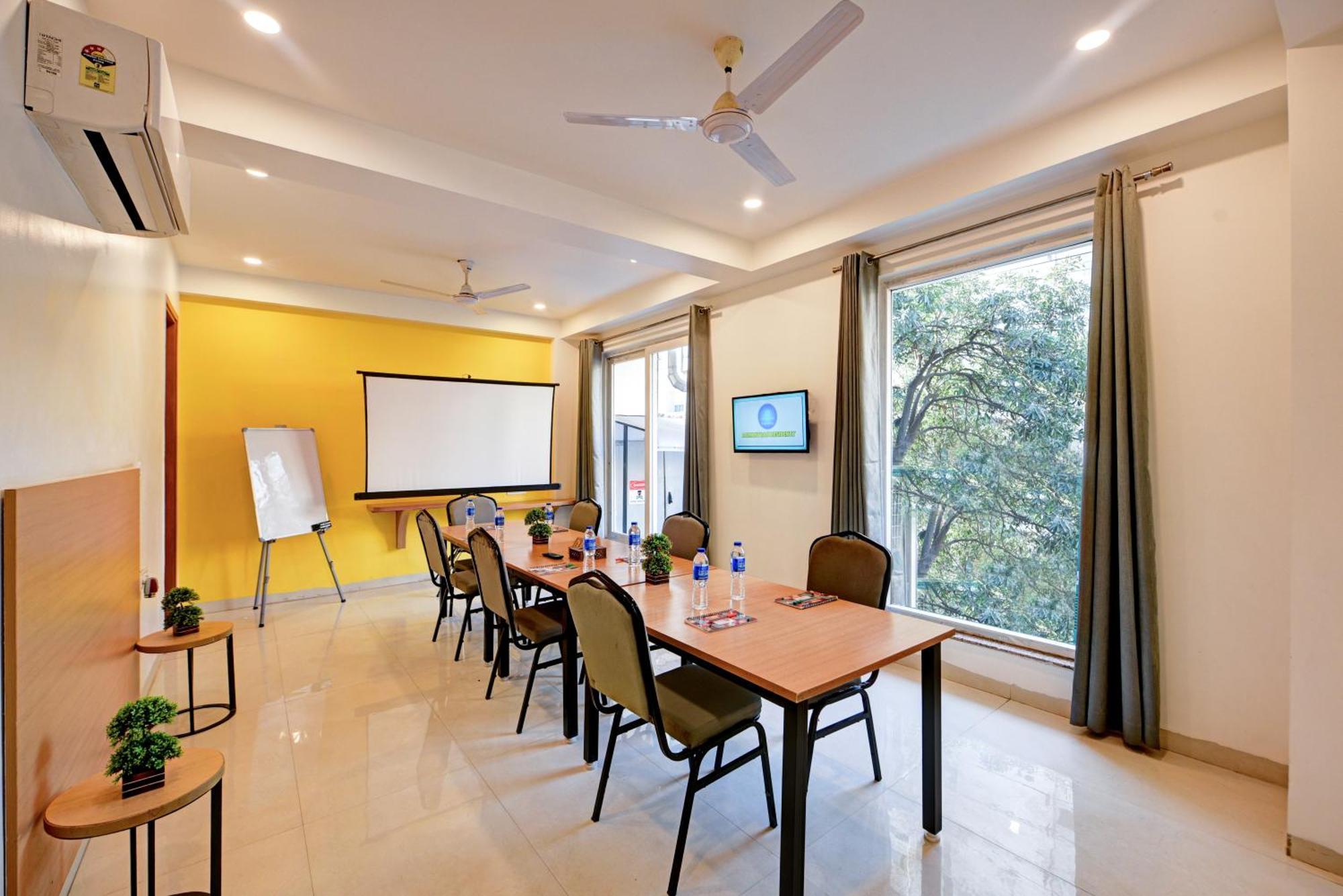 גורגאון Aamantran Residency Hotel, Sohna Road, Sector 49, Gurugram מראה חיצוני תמונה