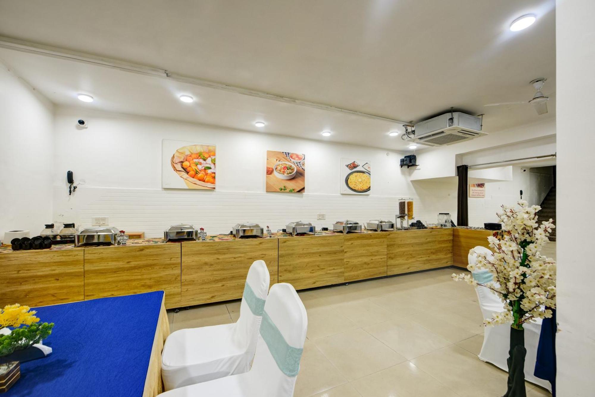 גורגאון Aamantran Residency Hotel, Sohna Road, Sector 49, Gurugram מראה חיצוני תמונה