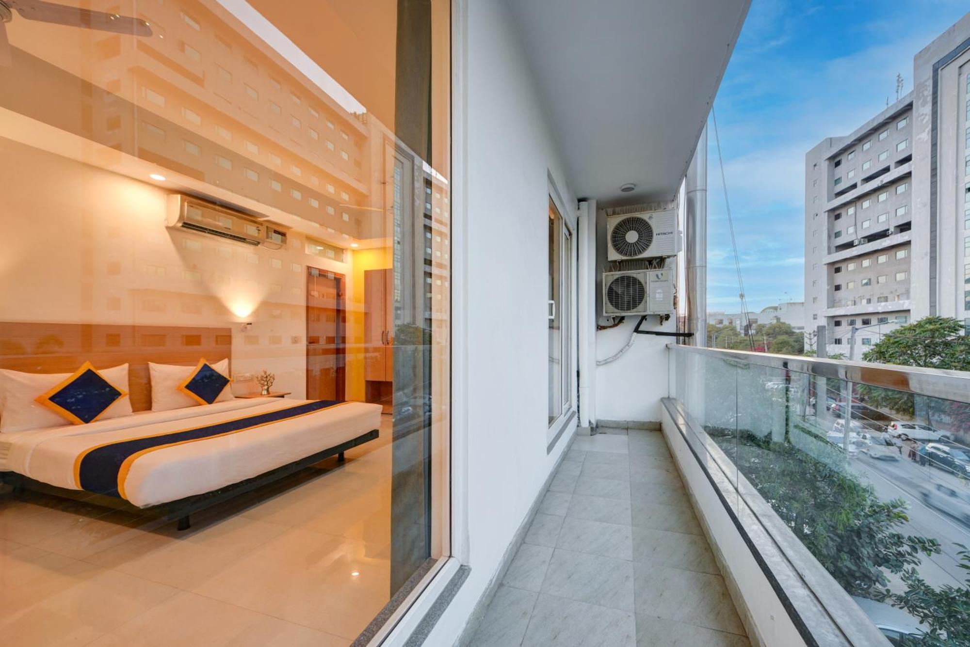 גורגאון Aamantran Residency Hotel, Sohna Road, Sector 49, Gurugram מראה חיצוני תמונה