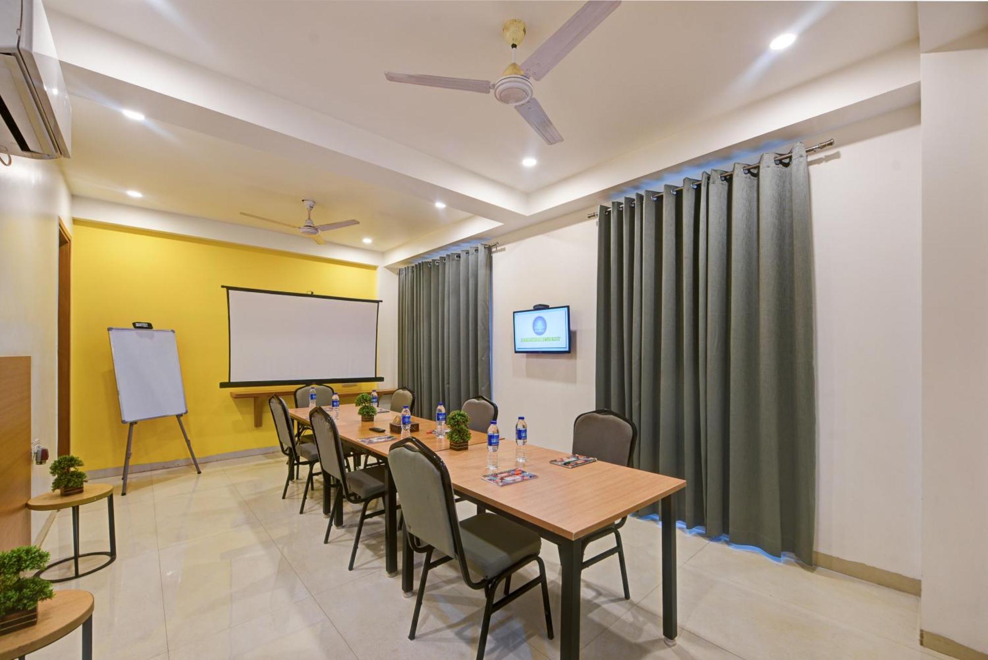 גורגאון Aamantran Residency Hotel, Sohna Road, Sector 49, Gurugram מראה חיצוני תמונה
